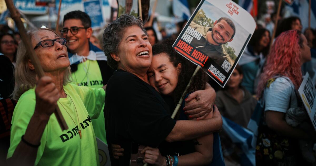 Israel dice que Hamás ha entregado los primeros 7 rehenes a Cruz Roja en el cese el fuego en Gaza