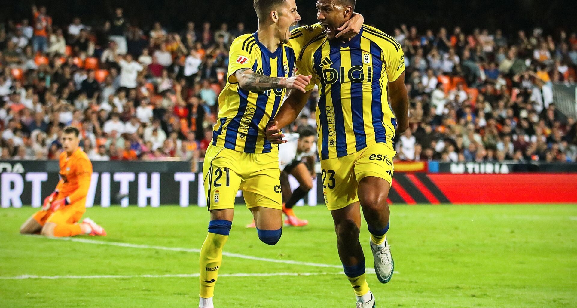 Aarón lidera una remontada vibrante del Real Oviedo en Valencia