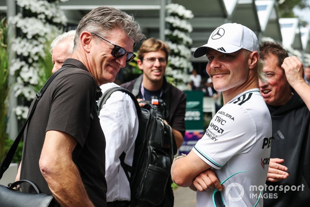 Valtteri Bottas junto a Graeme Lowdon.