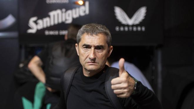 El técnico Ernesto Valverde saluda al llegar al partido de Champions League (Foto: Athletic Club).
