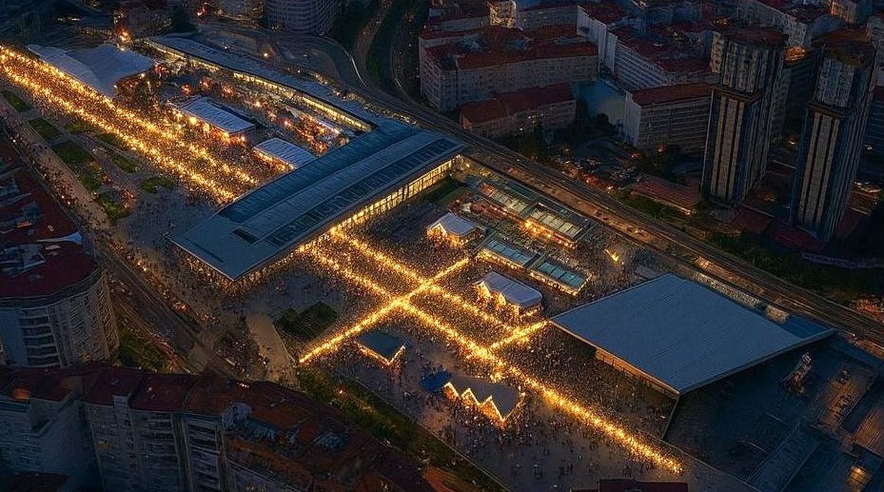 El Concello de Vigo llenará la plaza de Vialia con 75 casetas navideñas, un tobogán de trineos y dos pistas de hielo