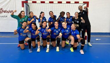 Jugadoras del Club Balonmano T-Maravilla Melilla celebrando su victoria