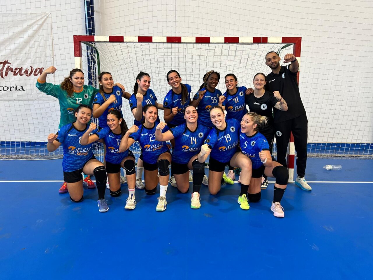 Jugadoras del Club Balonmano T-Maravilla Melilla celebrando su victoria