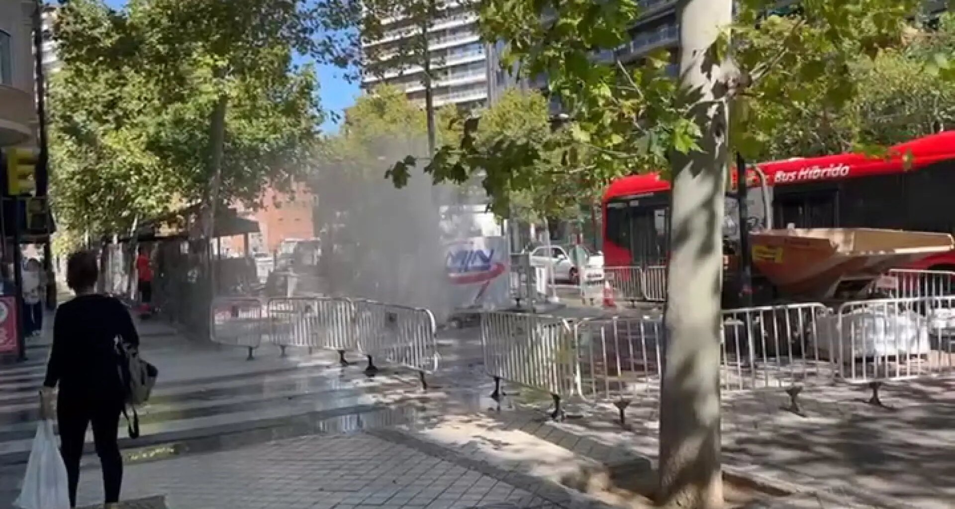 Espectacular geiser en el paseo de Pamplona de Zaragoza por una fuga de aguas residuales