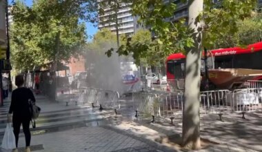 Espectacular geiser en el paseo de Pamplona de Zaragoza por una fuga de aguas residuales