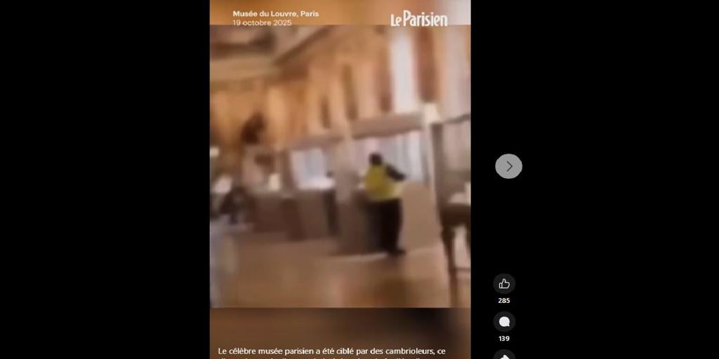El momento en el que un ladrón rompe una vitrina durante el robo del Louvre
