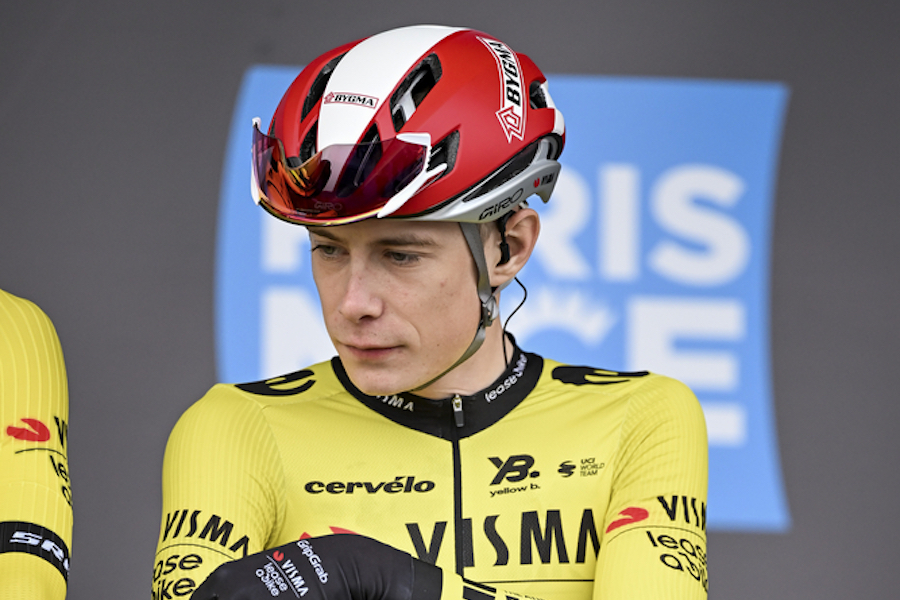 Con su nuevo casco Vingegaard queda localizado en el pelotón 