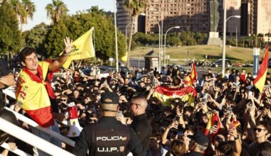 Cruce de insultos y simbología franquista en el acto de Vito Quiles en Málaga