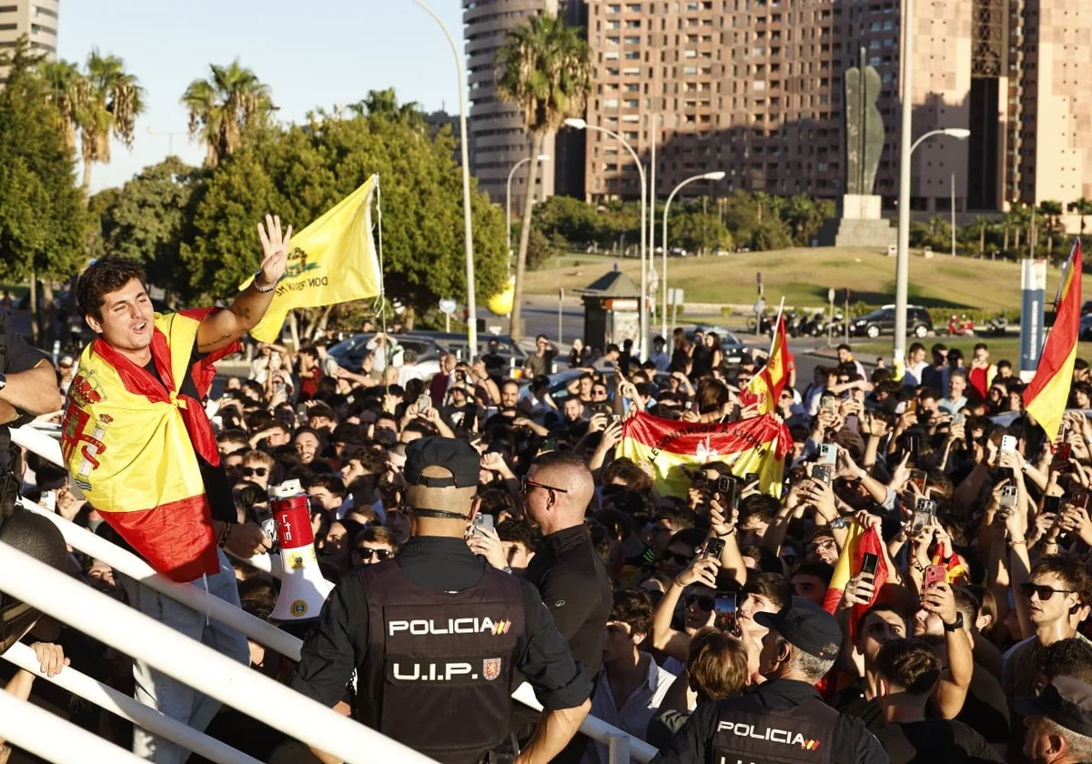 Cruce de insultos y simbología franquista en el acto de Vito Quiles en Málaga