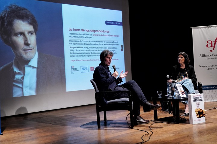 El escritor Giuliano Da Empoli presentó en Buenos Aires su nuevo libro, La hora de los depredadores. Foto: Martín Bonetto.