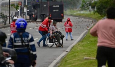 Manifestantes agreden con flechas a policías que resguardaban la Embajada de EE.UU. en Colombia, dice Petro