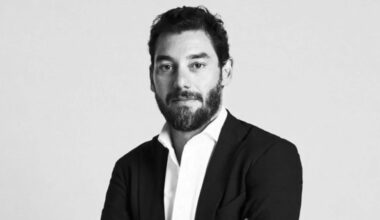 La justicia mantiene abierta la causa sobre la muerte de Isak Andic con la investigación de los Mossos a su hijo, pero niega que ahora esté imputado - El Mundo