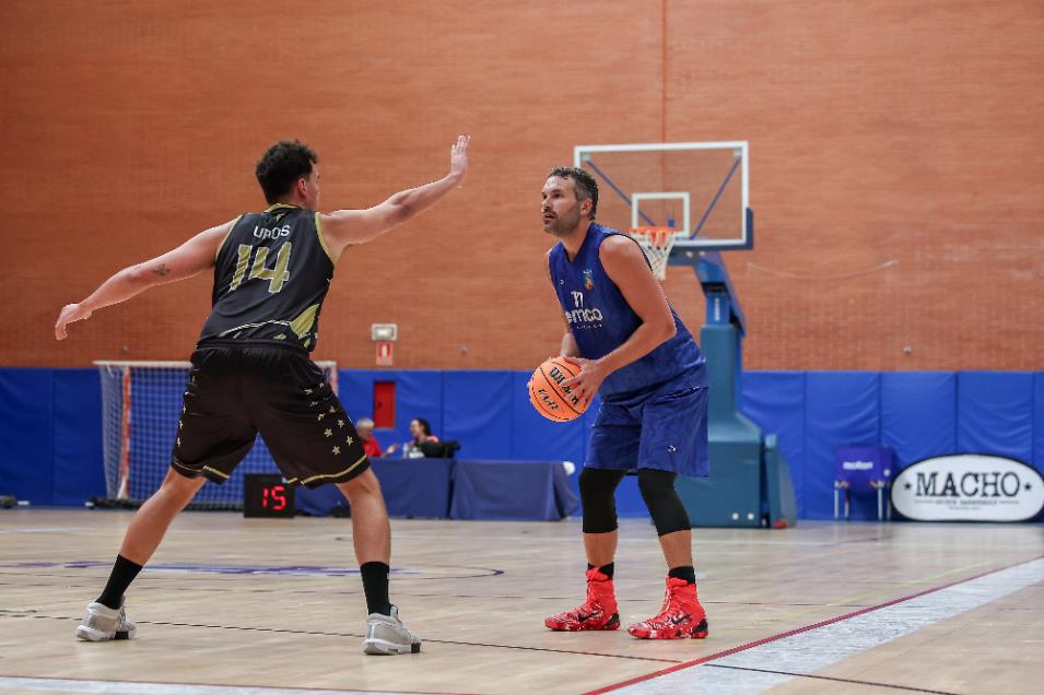 Balón al aire en el Grupo B – Zona de Básquet