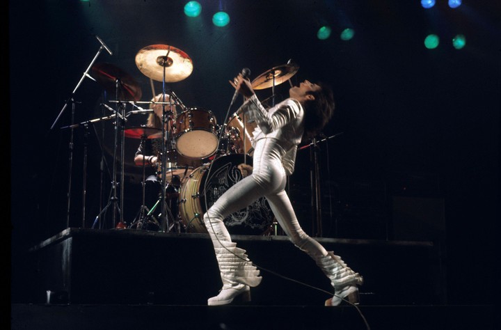 Roger Taylor y  Freddie Mercury durante un show de Queen. Foto: Anwar Hussein