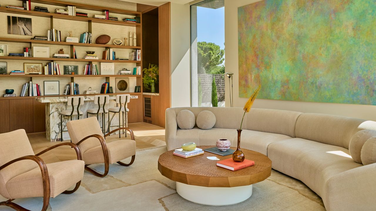 Esta casa con jardín en Madrid para una familia nos enseña cómo la luz, la arquitectura y el arte conviven en armonía: “Es tal como la habían imaginado”