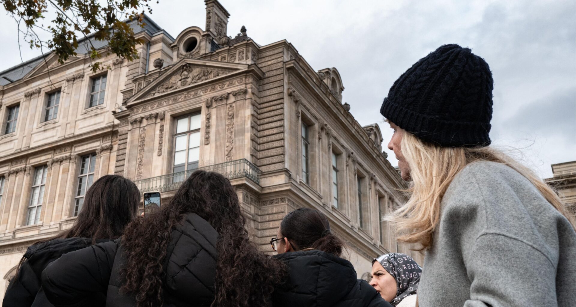 Dos nuevos inculpados por el robo del Louvre cuyo botín sigue sin aparecer