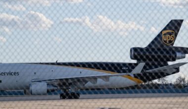 La FAA ordena que los MD-11 permanezcan en tierra mientras investiga el accidente de UPS