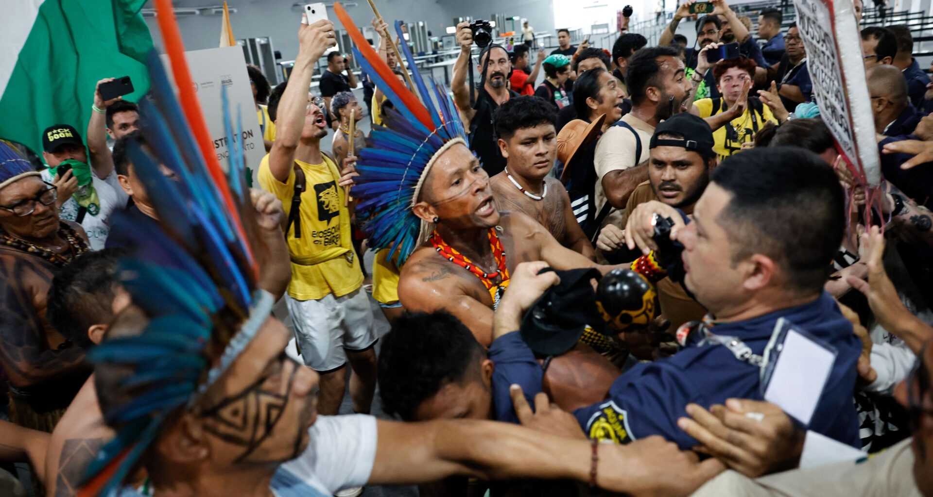 Manifestantes armados con porras irrumpen en la COP30