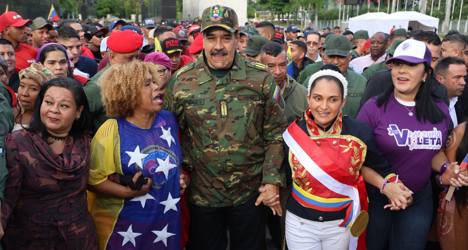 Maduro ordena a la fuerza aérea estar "alerta, listos y dispuestos" para defender a Venezuela