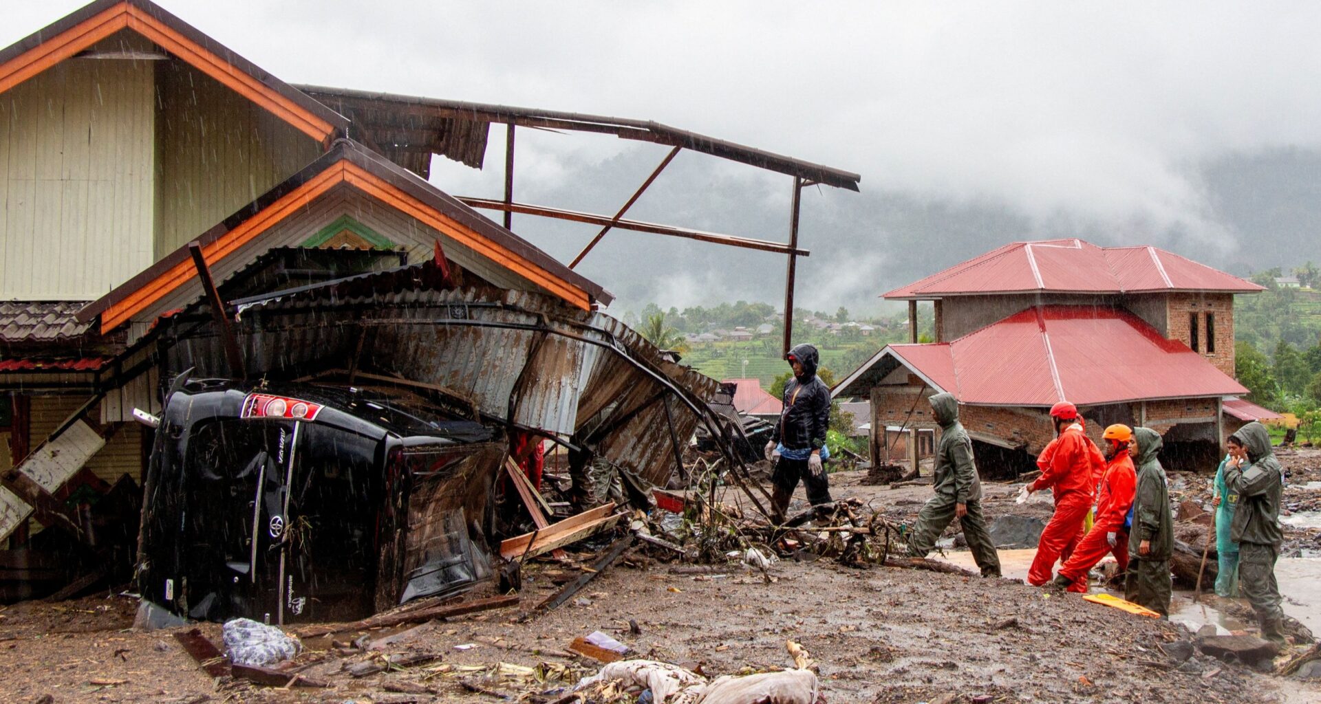 Ascienden a 174 los muertos por las inundaciones en Indonesia