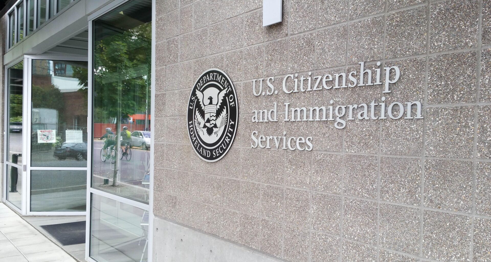 Estados Unidos "paraliza todas las decisiones de asilo"