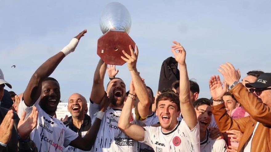 Ascienden de categoría y el regalo que reciben los futbolistas no puede ser más machista