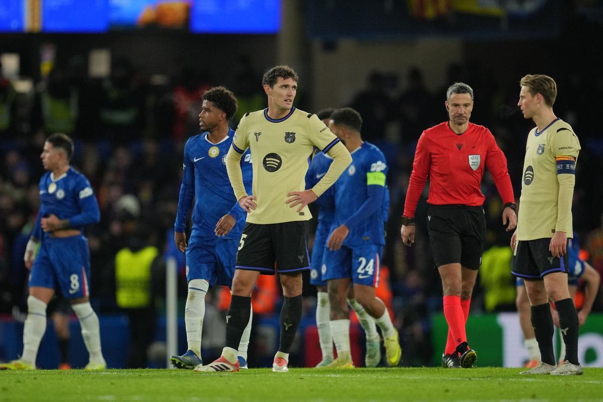 Los jugadores del Barça se lamentan durante su derrota contra el Chelsea.
