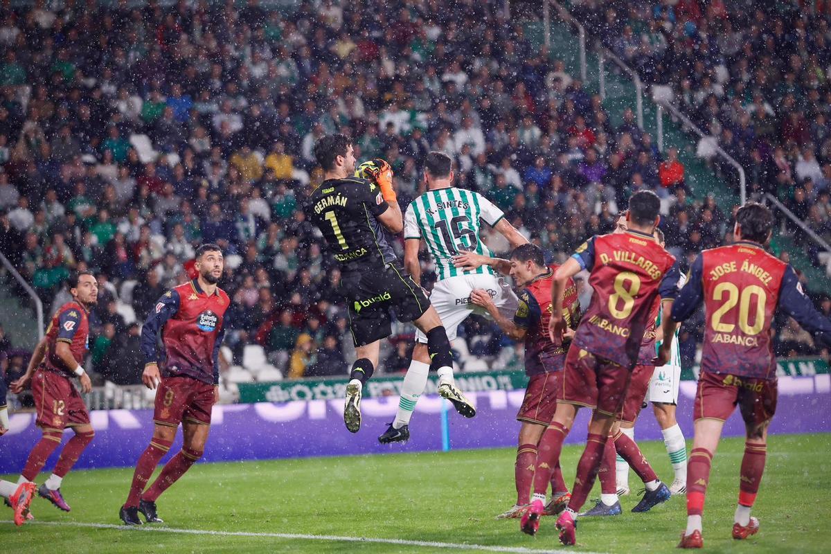 Xavi Sintes, en una acción a balón parado ante Germán Parralo.