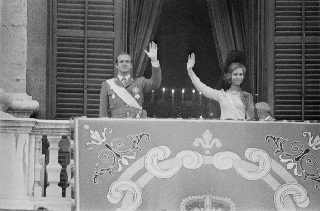 Los recién proclamados Reyes de España, don Juan Carlos y doña Sofía en noviembre de 1975