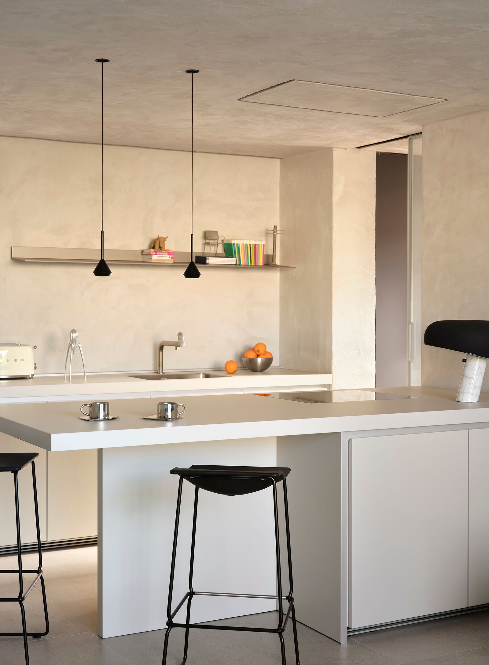 Lmpara Snoopy de Flos disponible en Cosin Room. Taburete Last Minute de Patricia Urquiola disponible en Viccarbe....