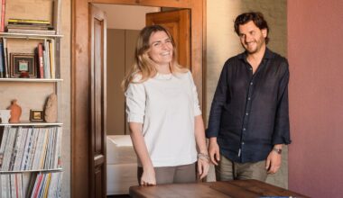 Un par de arquitectos transforman este apartamento en un ‘palazzo’ a base de color y ladrillo visto: “Las paredes rugosas aportan materialidad y contrastan con el suelo negro de resina”