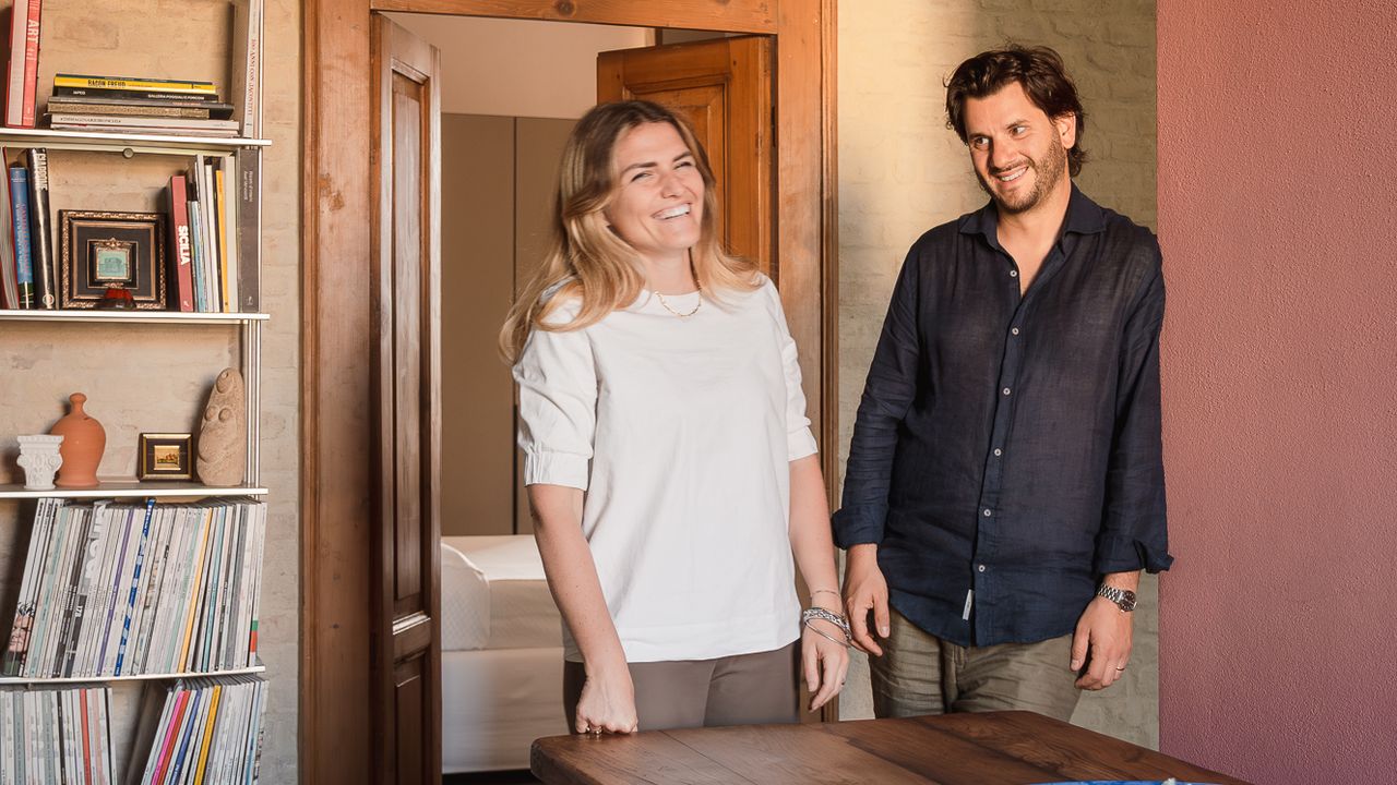 Un par de arquitectos transforman este apartamento en un ‘palazzo’ a base de color y ladrillo visto: “Las paredes rugosas aportan materialidad y contrastan con el suelo negro de resina”