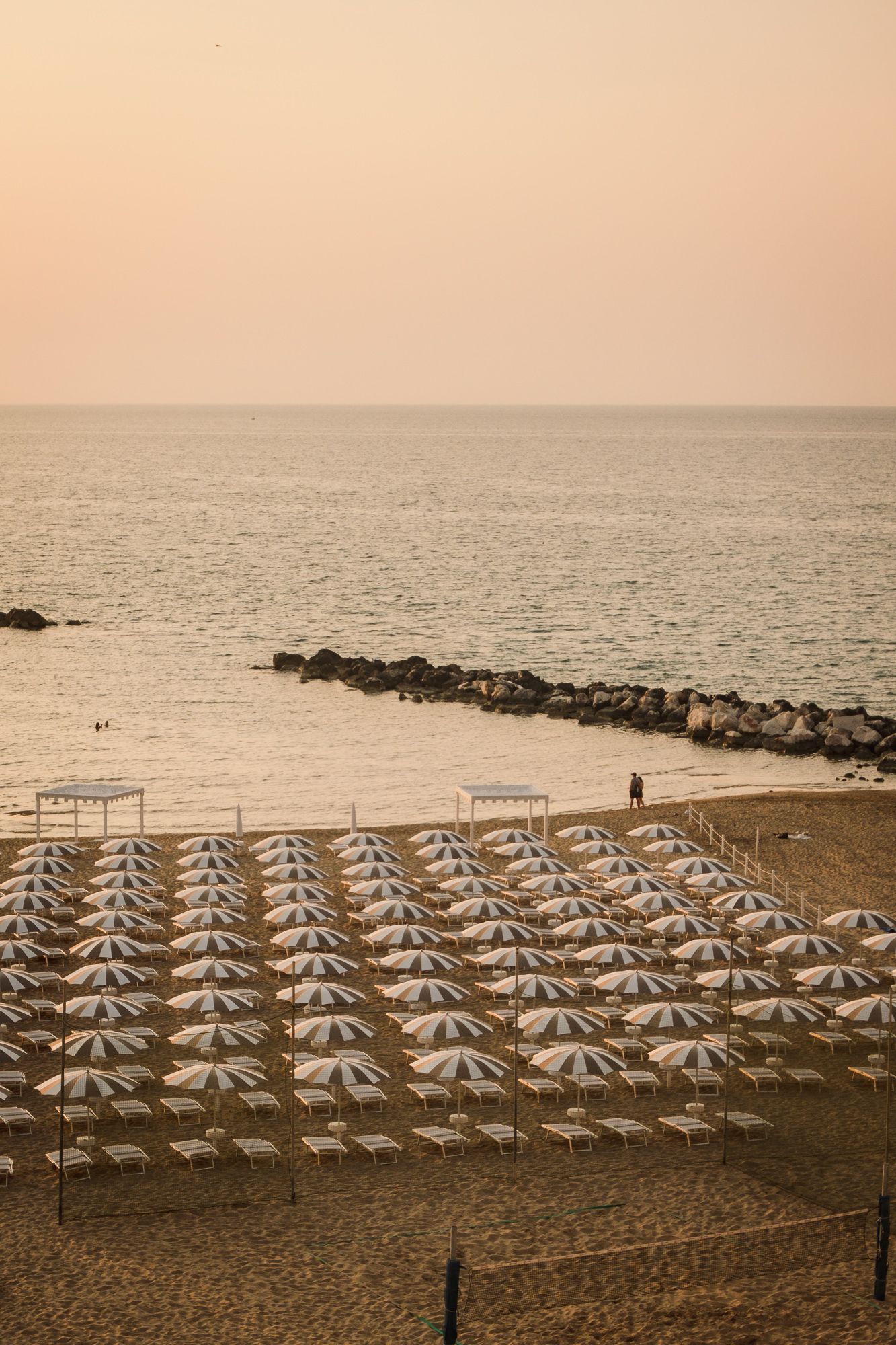 Playa italiana al atardecer