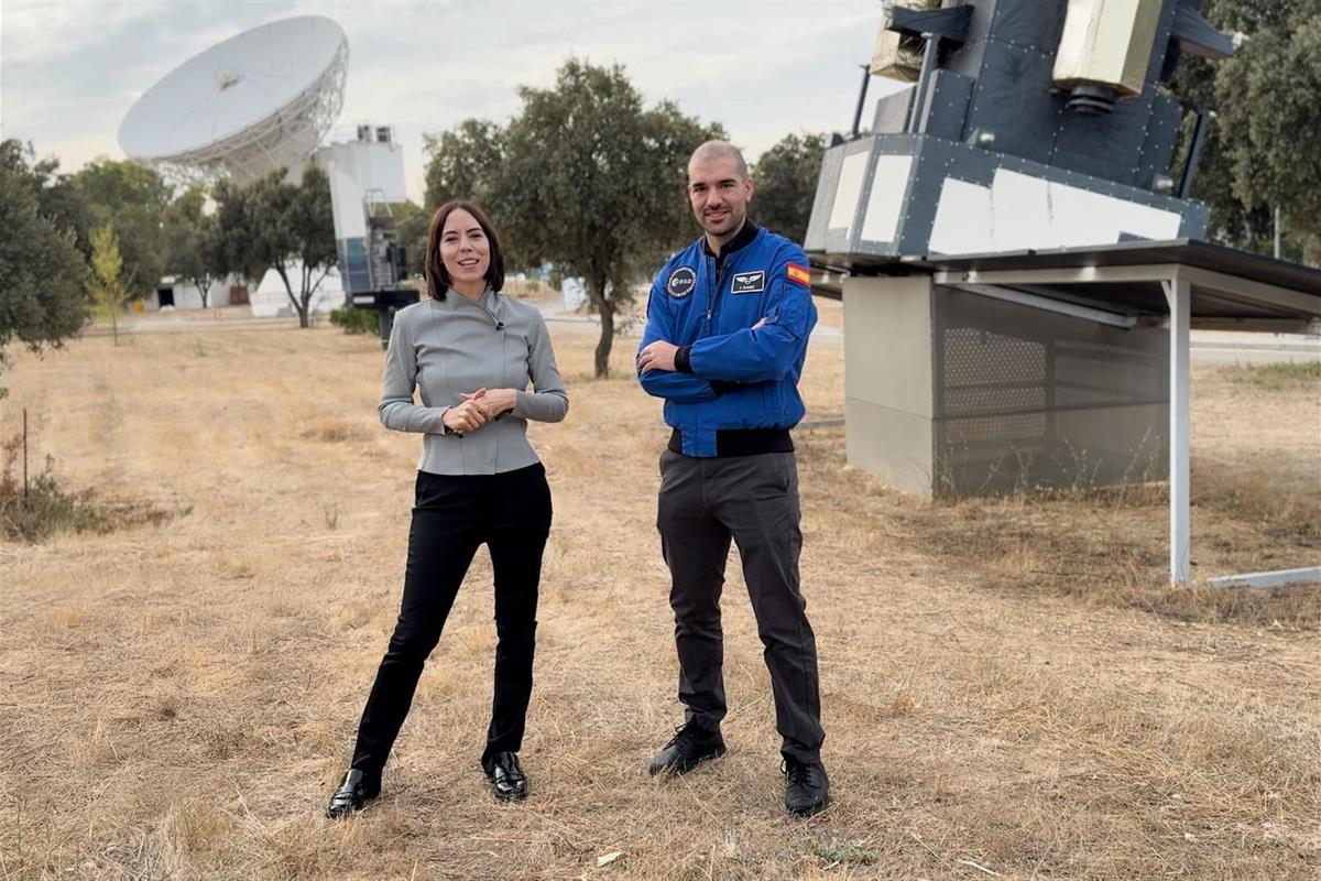 La ministra junto al astronauta