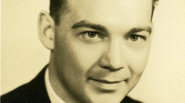 Foto en color sepía del Douglas M. Kelley