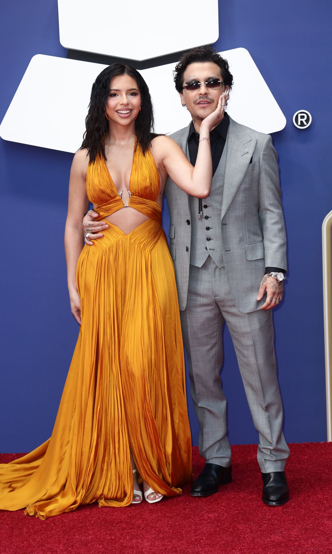 Ángela Aguilar y Christian Nodal a su entrada a la alfombra roja de los Latin Grammys