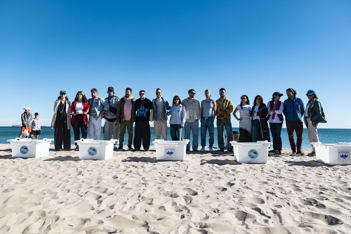 Artistas y locutores de Los 40 Principales en la playa de la Garrofera de València. en 'Juntos x el mar'
