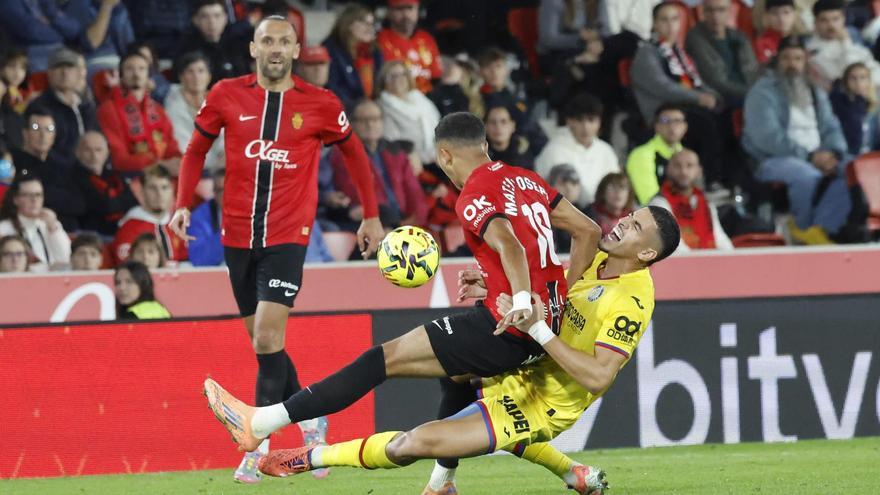 Mateo Joseph pelea el balón con un defensor.