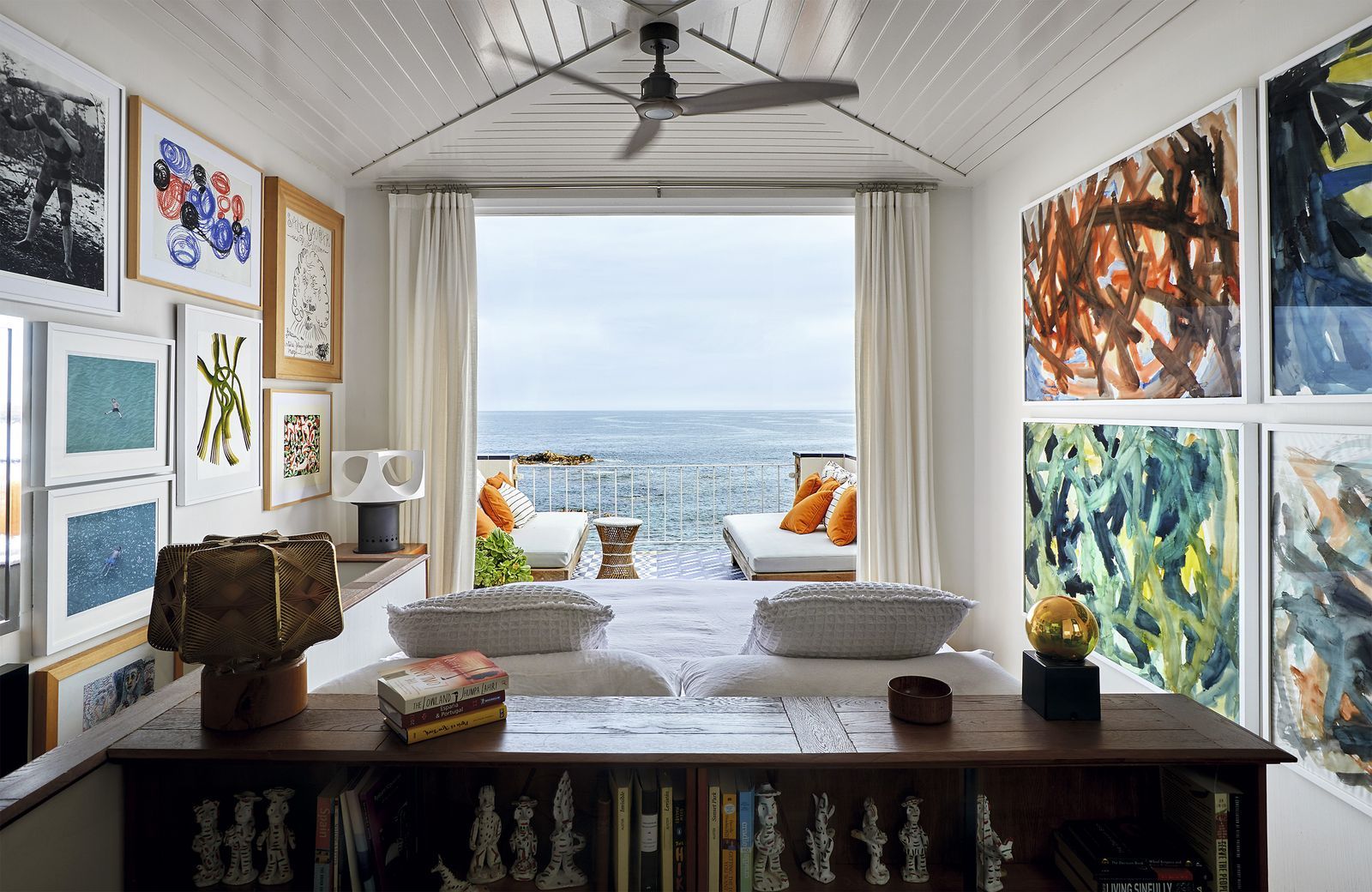 El refugio de Lzaro RosaVioln en la Costa Brava se inspira en el mar. Ms fotos aquí.