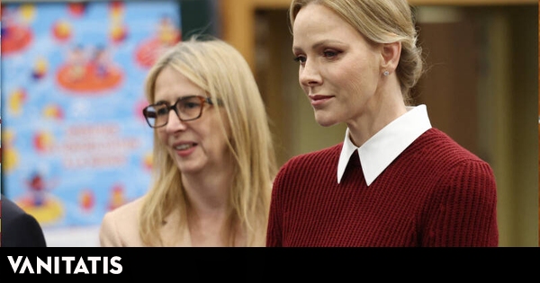 capa burdeos, cinturón a juego y un acabado impecable