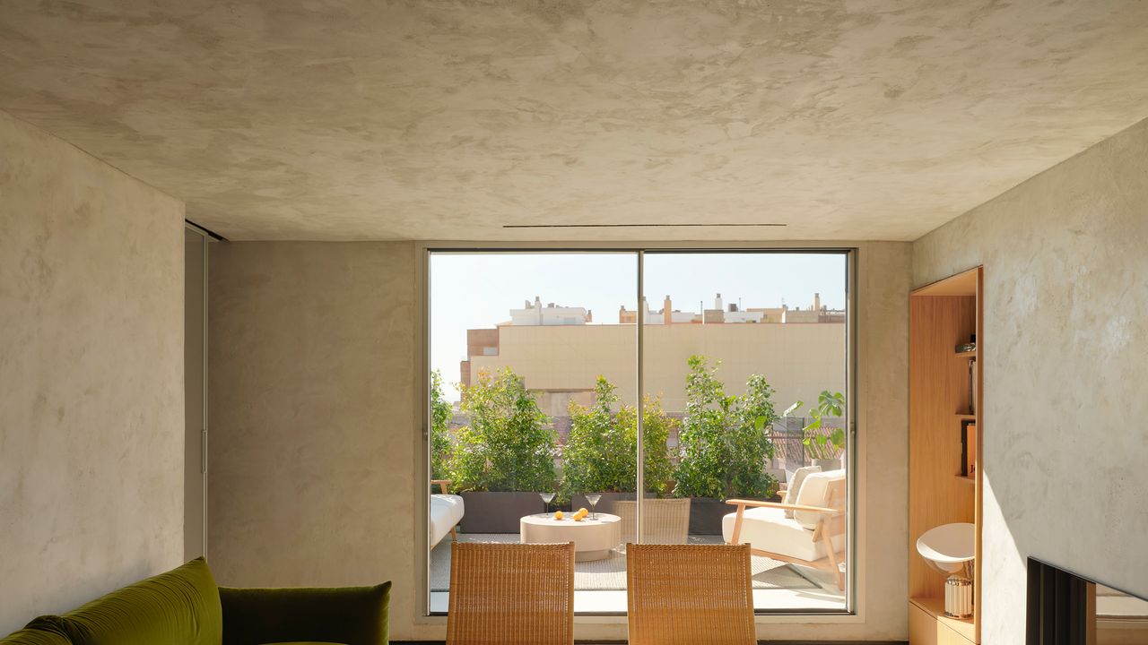 Entre arrozales y penumbra: este ático de 80 m2 en Valencia celebra la belleza de lo esencial