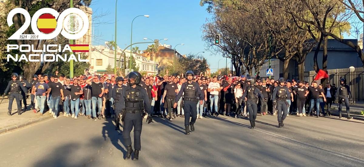 La Policía Nacional escolta a los aficionados sevillistas desde el Ramón Sánchez-Pizjuán hasta el Benito Villamarín