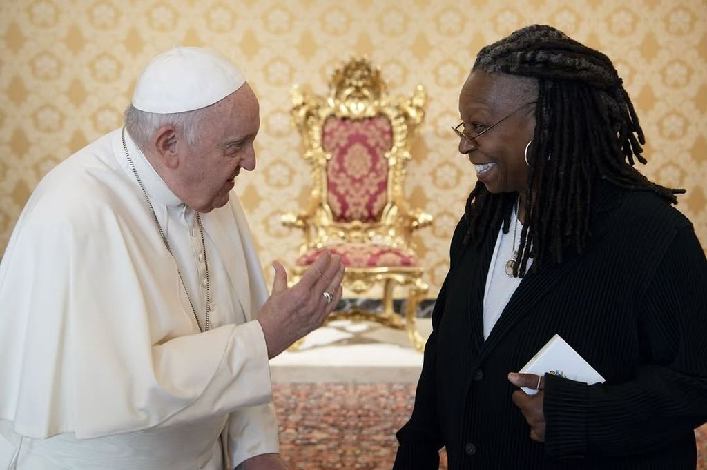 Whoopi Goldberg tuvo un encuentro con el papa Francisco junto a más de 100 cómicos de todo el mundo