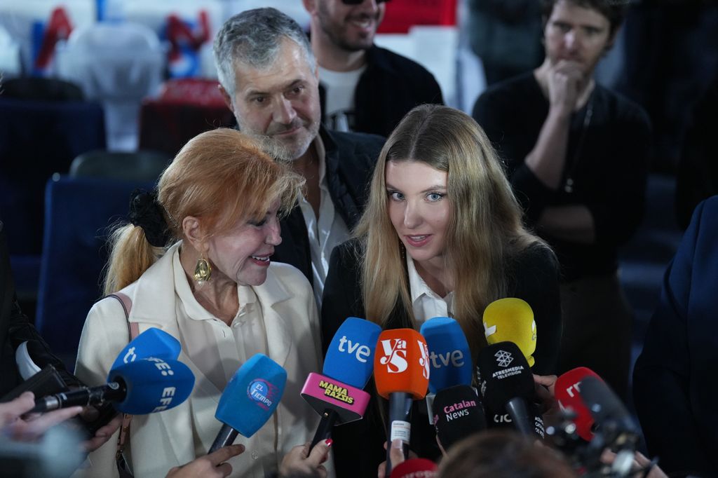 Carmen Thyssen y su hija atendiendo a los medios de comunicación que se han congregado en el Cine Comedia de Barcelona