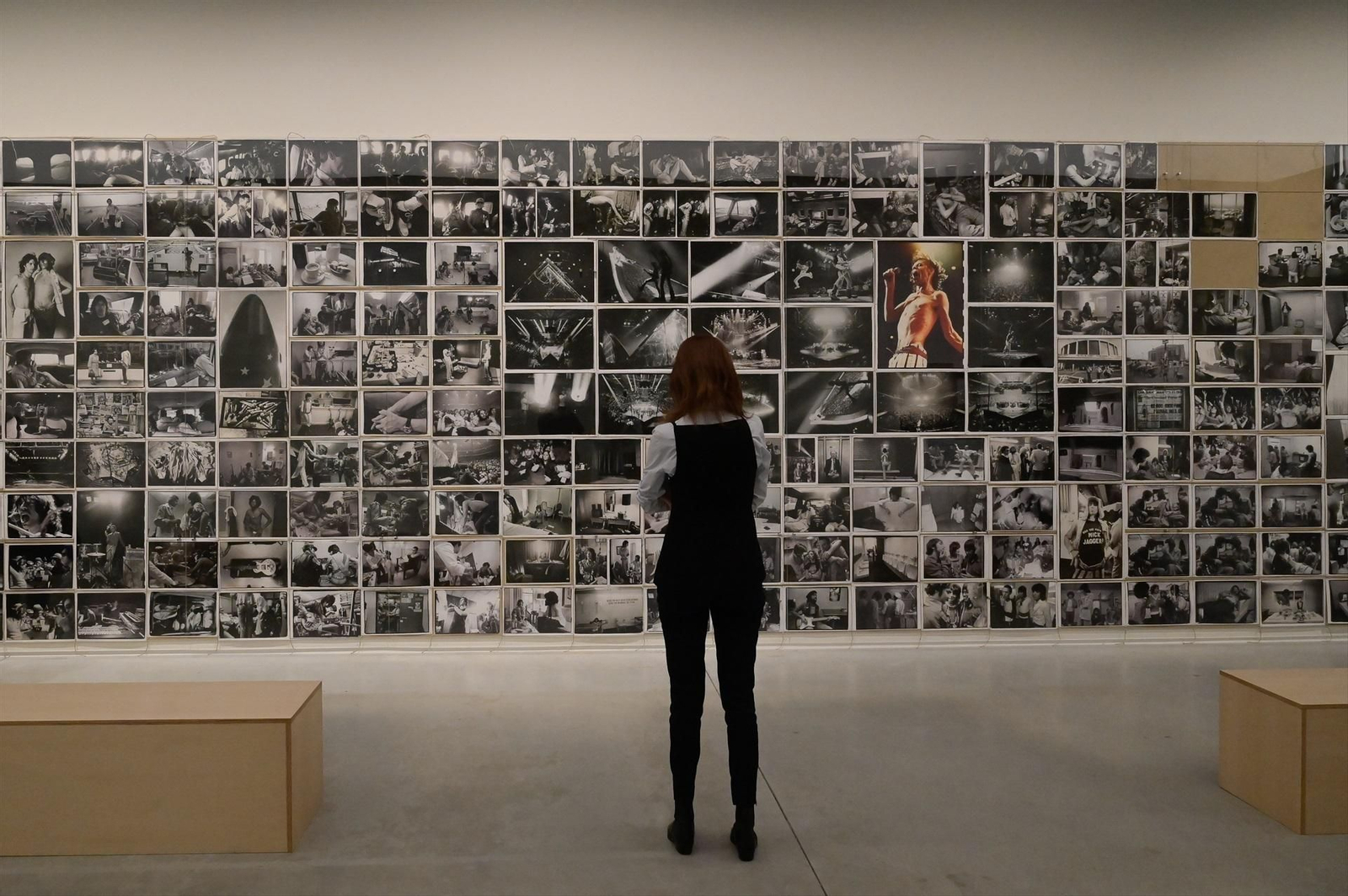 Una visitante contempla decénas de fotos expuestas en Wonderland el día de su inauguración. Una visitante contempla decénas de fotos expuestas en Wonderland el día de su inauguración.