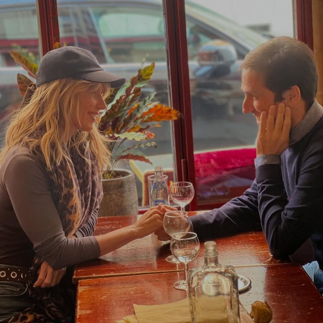 Emma García con su marido en París