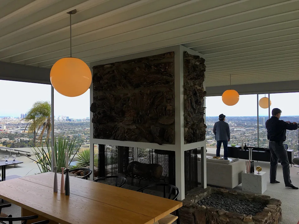 El comedor y la chimenea de la Casa Stahl en 2019. (vía WikiCommons)