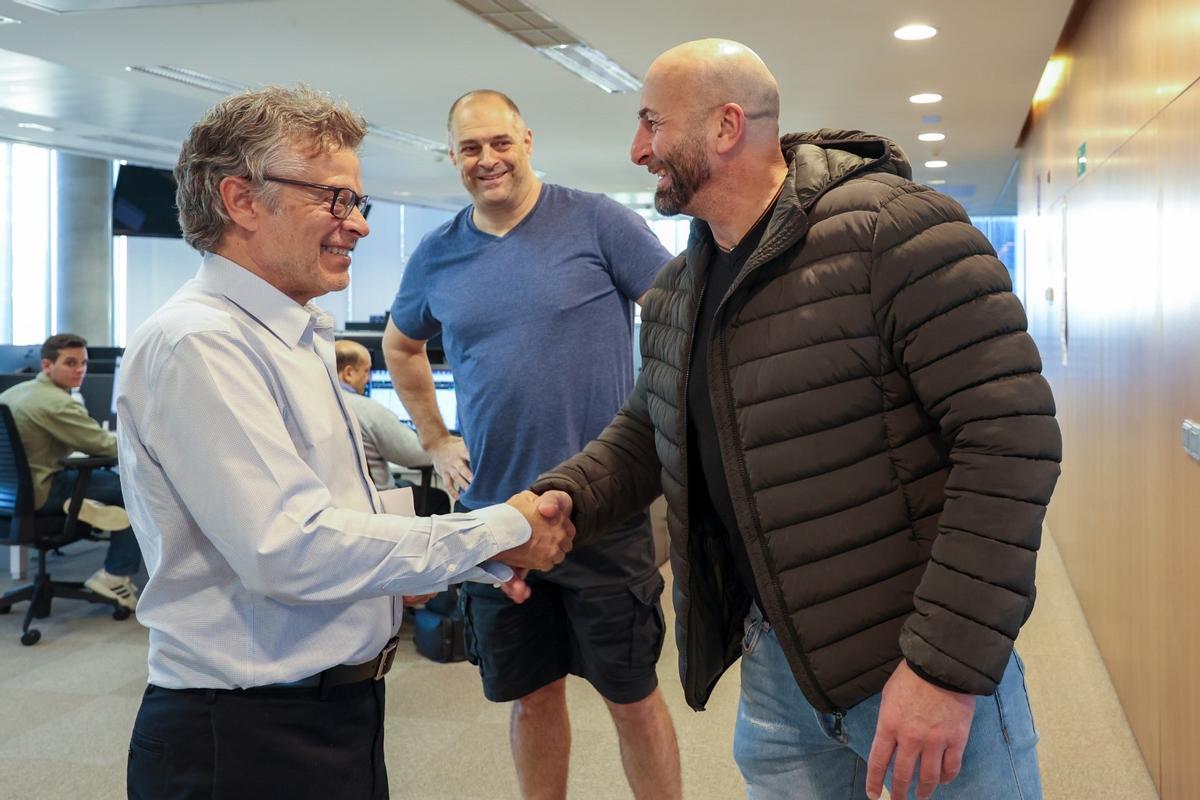 Esteller saluda al director Joan Vehils, en presencia del redactor de basket, David Rubio