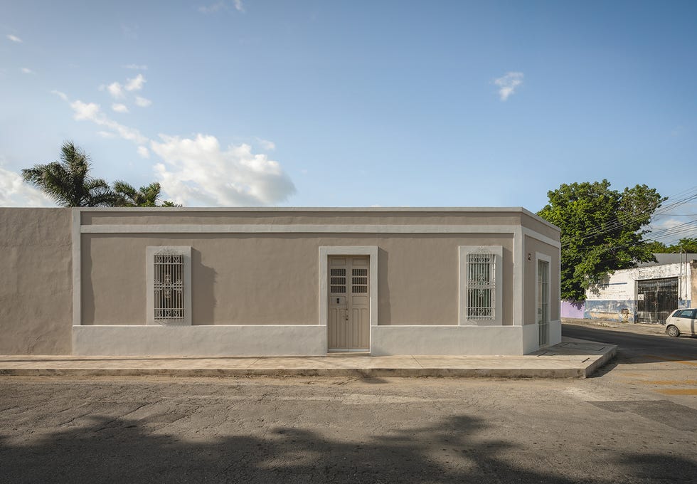 nada hace pensar que tras una sencilla fachada se encuentra una casa de mediados del siglo pasado, reformada, con patio y piscina