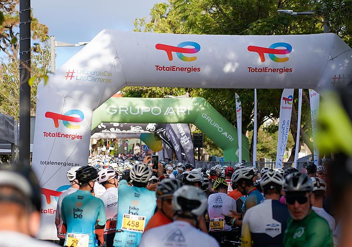 Imagen principal - Tadej Pogačar capitaliza la atención en la TotalEnergies Gran Fondo Pico de las Nieves 2025